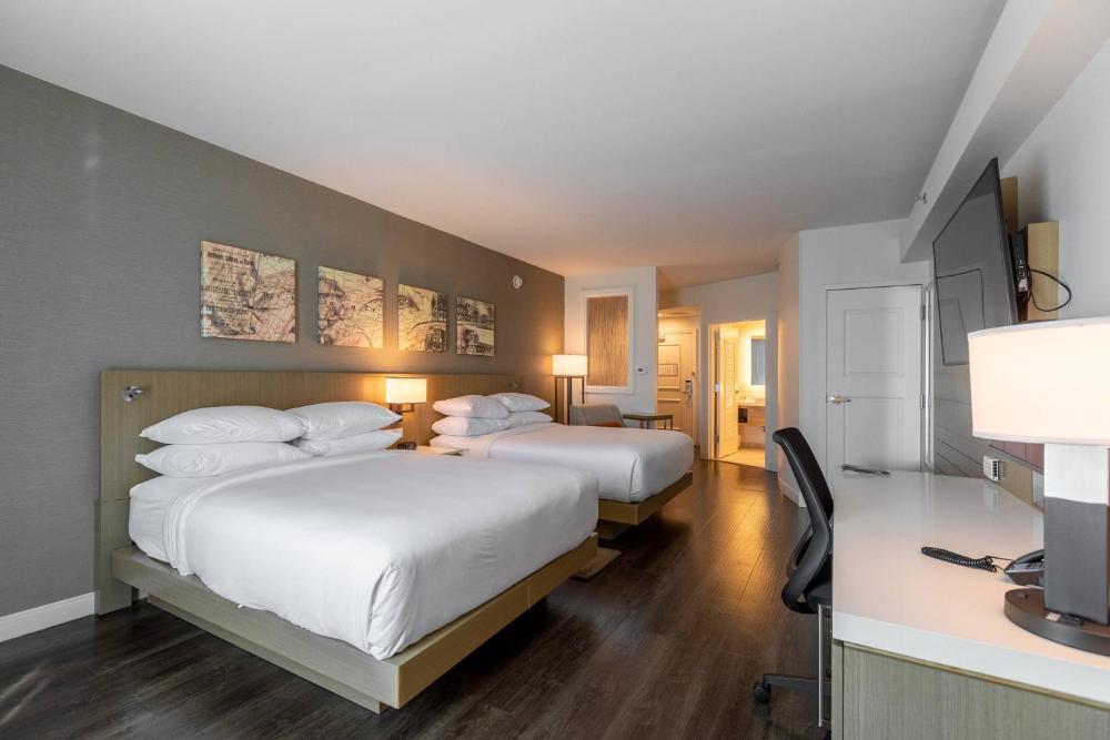 Queen Guest Room with 2 Queen Beds and Courtyard View interior